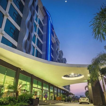 Alvarez Hotel Buriram Exteriör bild
