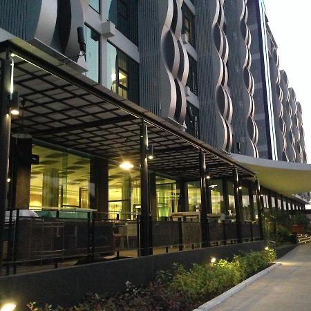 Alvarez Hotel Buriram Exteriör bild