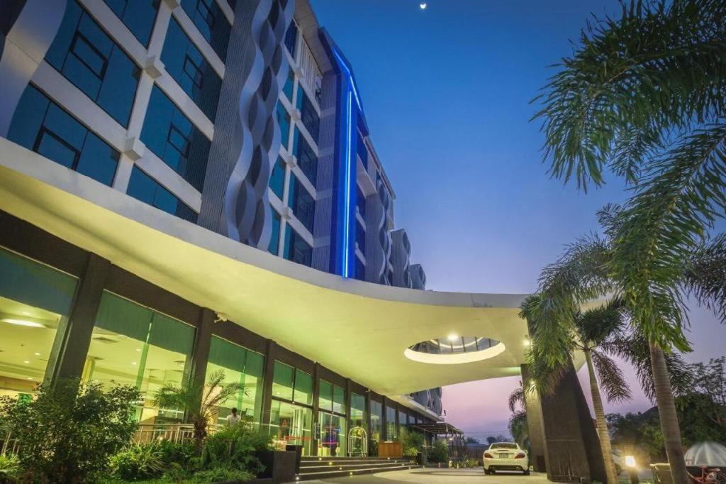 Alvarez Hotel Buriram Exteriör bild