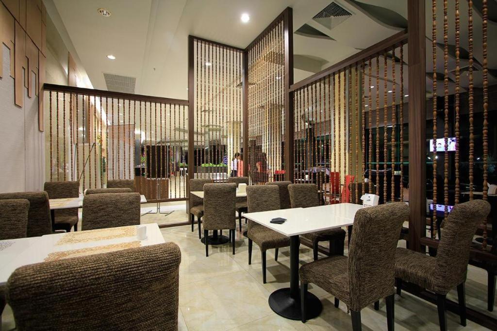 Alvarez Hotel Buriram Exteriör bild
