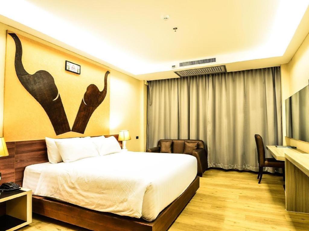 Alvarez Hotel Buriram Exteriör bild