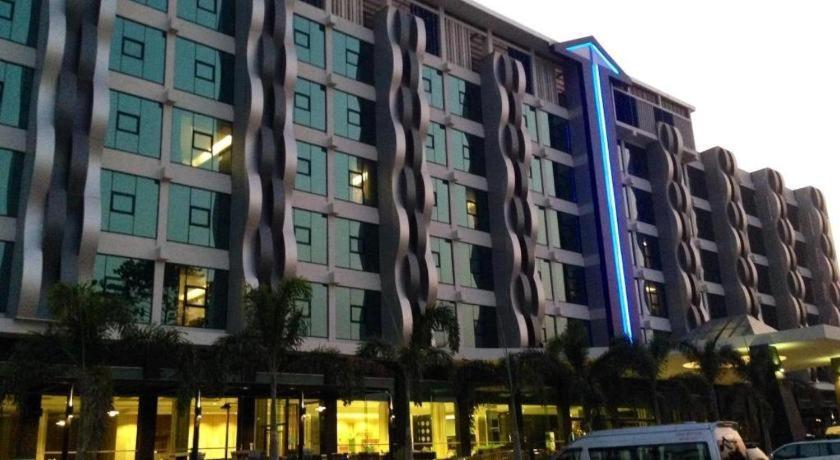 Alvarez Hotel Buriram Exteriör bild