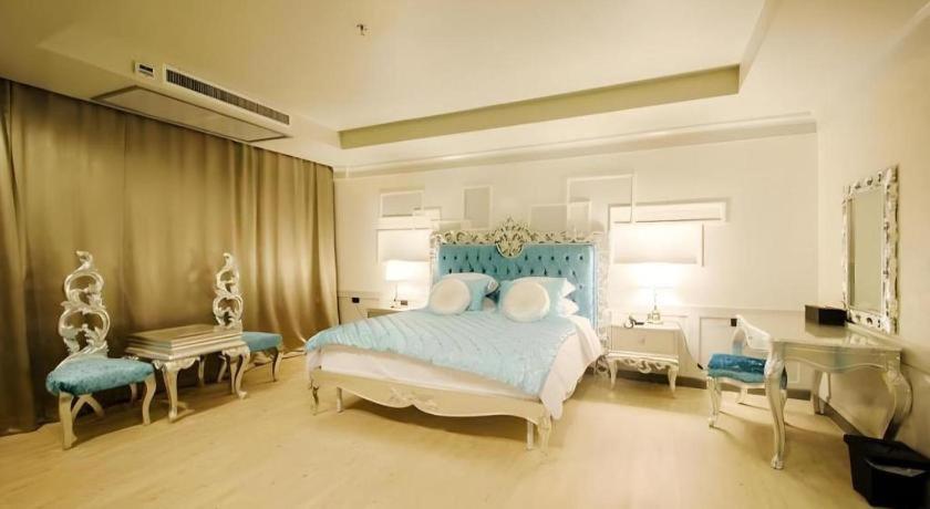 Alvarez Hotel Buriram Exteriör bild