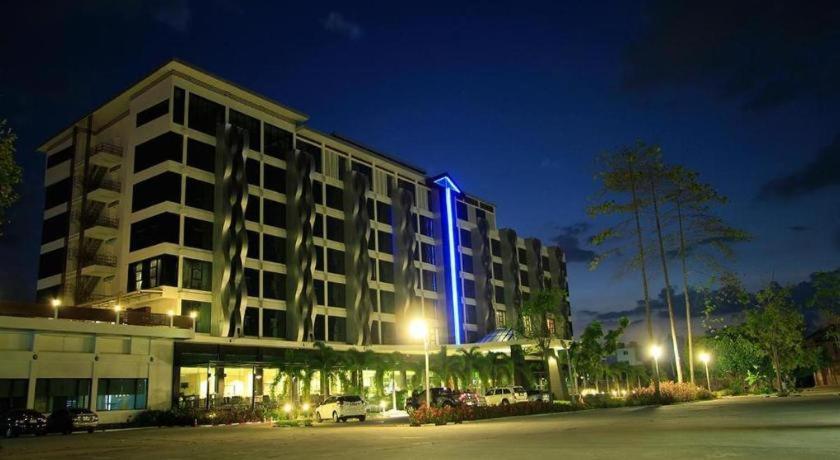 Alvarez Hotel Buriram Exteriör bild