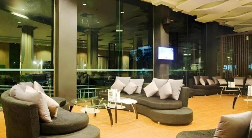Alvarez Hotel Buriram Exteriör bild