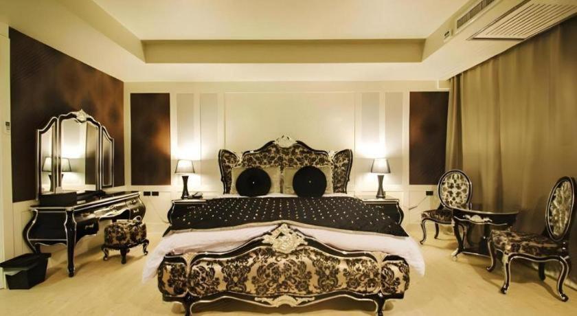 Alvarez Hotel Buriram Exteriör bild