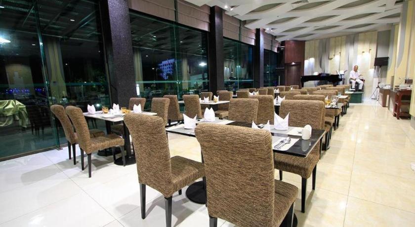 Alvarez Hotel Buriram Exteriör bild