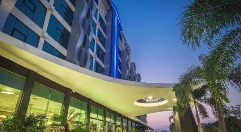 Alvarez Hotel Buriram Exteriör bild