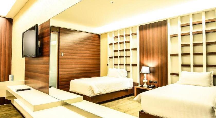 Alvarez Hotel Buriram Exteriör bild