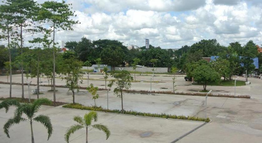 Alvarez Hotel Buriram Exteriör bild
