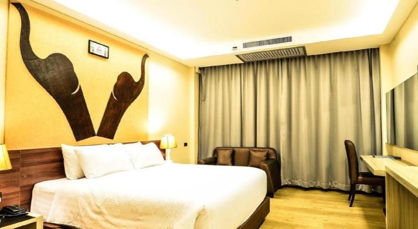 Alvarez Hotel Buriram Exteriör bild