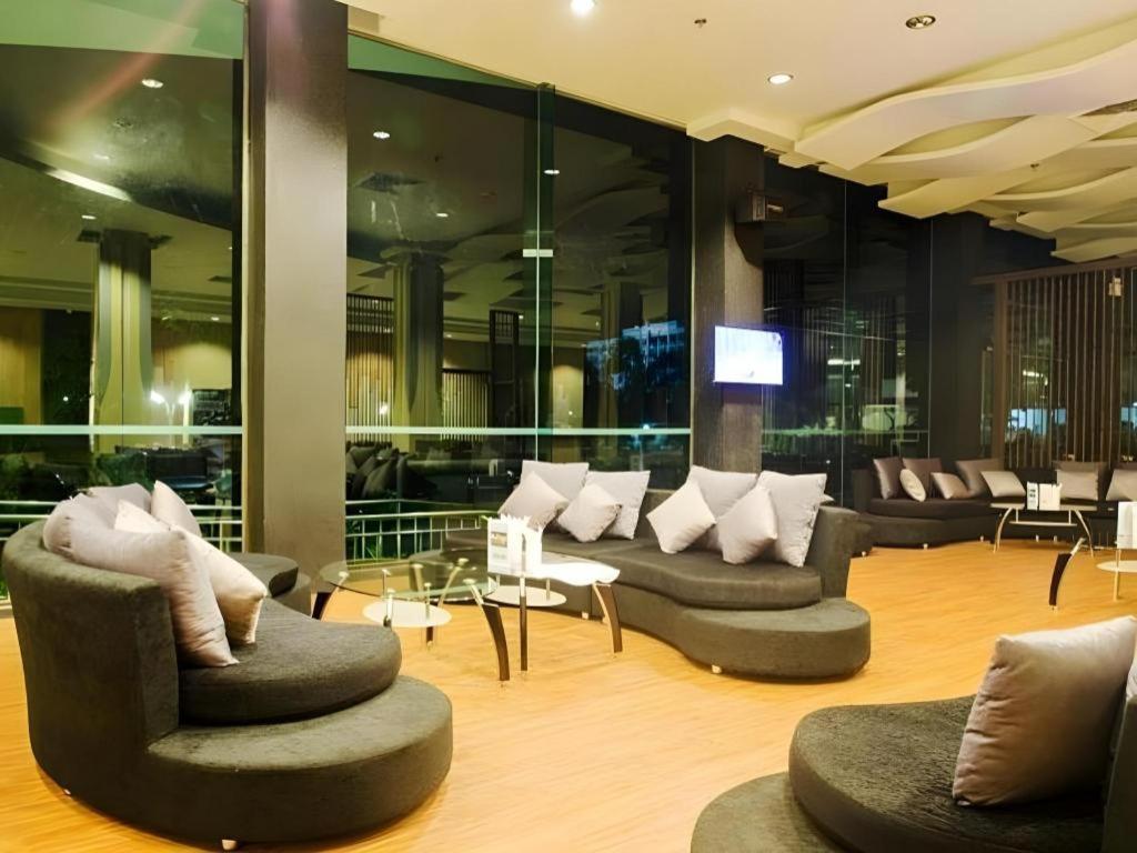 Alvarez Hotel Buriram Exteriör bild