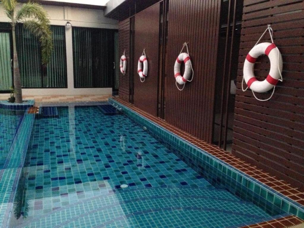 Alvarez Hotel Buriram Exteriör bild