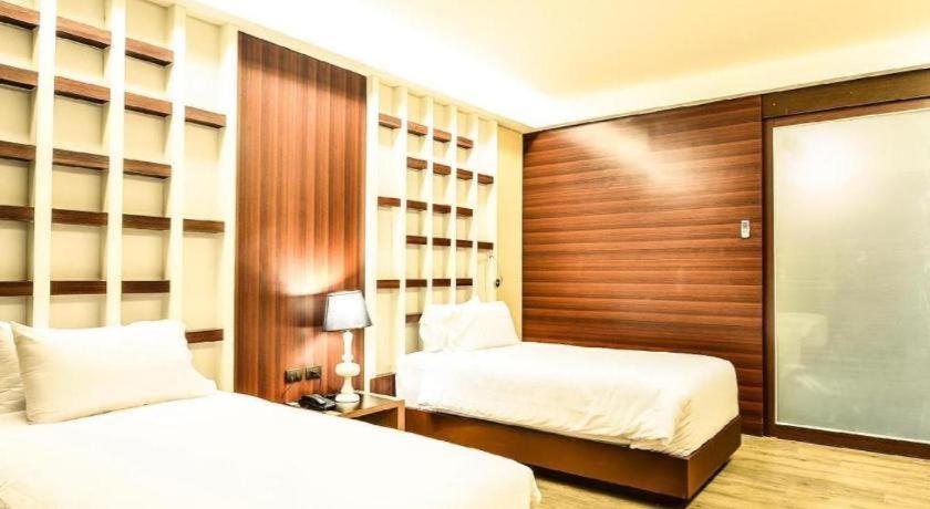 Alvarez Hotel Buriram Exteriör bild