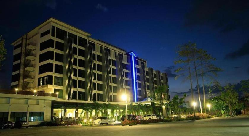 Alvarez Hotel Buriram Exteriör bild