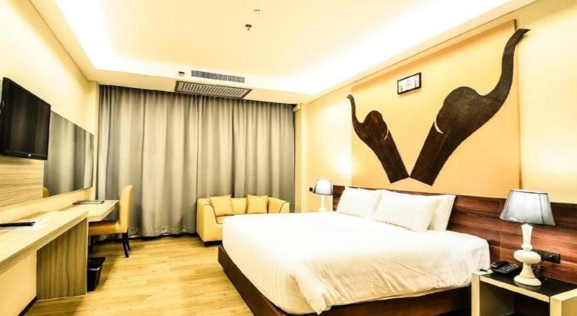 Alvarez Hotel Buriram Exteriör bild